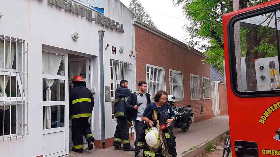 Bomberos rescataron a una niña que se vio atrapada en una silla