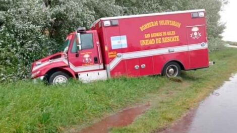 Volcó una unidad de rescate de los Bomberos Voluntarios