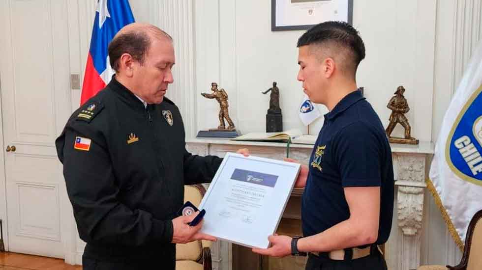 Bombero Agustín Bastías recibió reconocimiento del Presidente Nacional