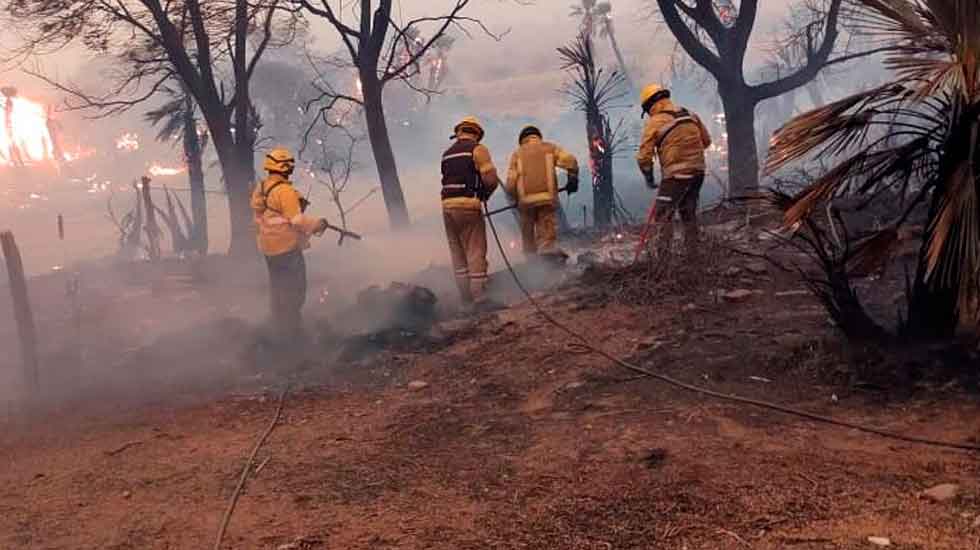 Bomberos combaten un incendio en la zona de San Clemente