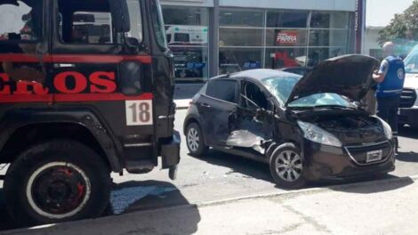 Un camión de bomberos iba a un incendio y chocó con un auto