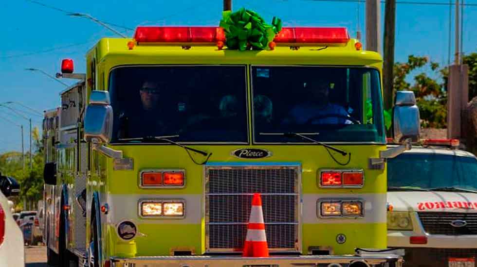 Donan a bomberos de Los Cabos máquina extintora