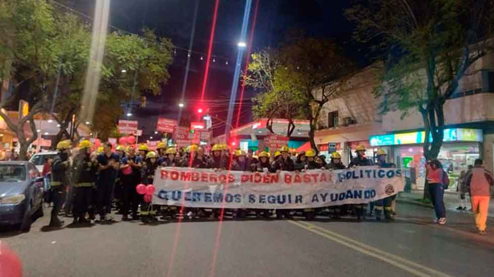 Los bomberos marcharon por las calles exigiendo financiamiento