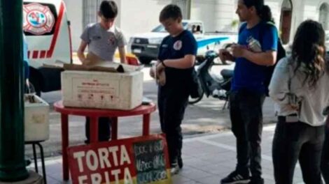 Venden tortas fritas en beneficio de la Escuela de Cadetes de Bomberos