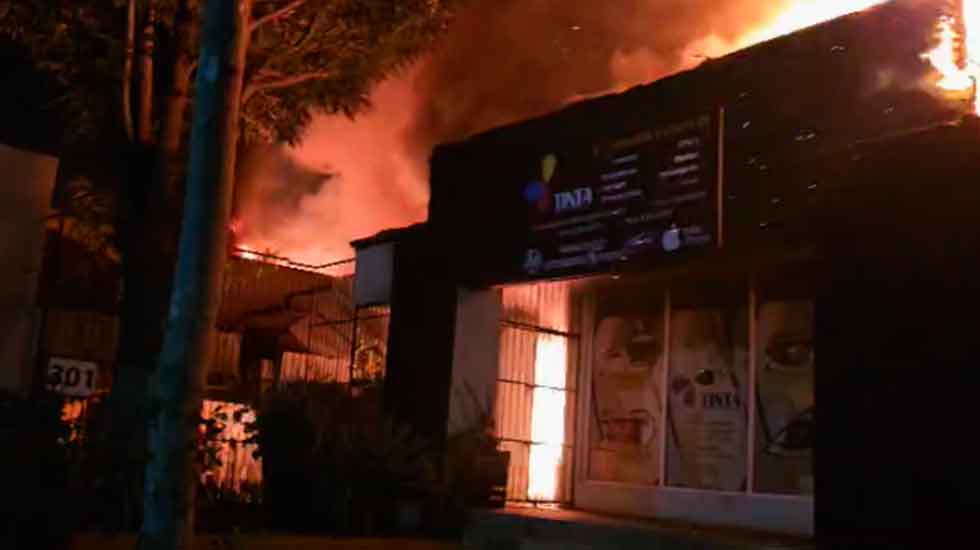 Dos bomberos resultaron lesionados por descarga eléctrica