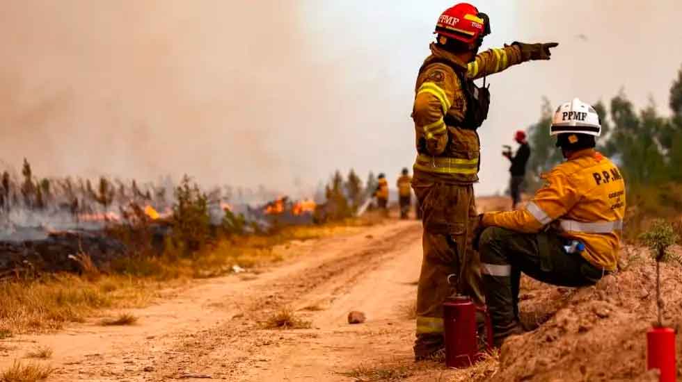 Bomberos y tres aviones hidrantes combaten un foco en San Pedro Viejo