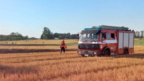 Un móvil quedó empantanado mientras sofocaban un campo