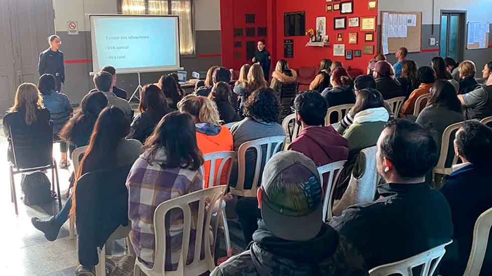 Los Bomberos de Cañuelas brindan una charla sobre RCP