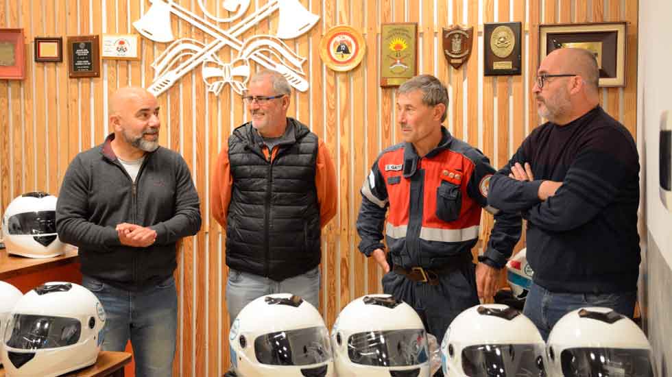 Se entregaron cascos a efectivos de Bomberos Voluntarios