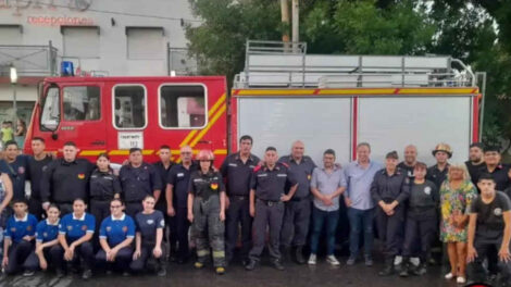 Bomberos de Glew sumaron una autobomba y un cisterna