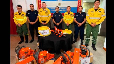 SERVICIOS FF SRL realizo la entrega de equipamiento a Bomberos