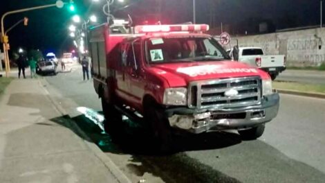 Una persona murió en un choque con una camioneta de bomberos