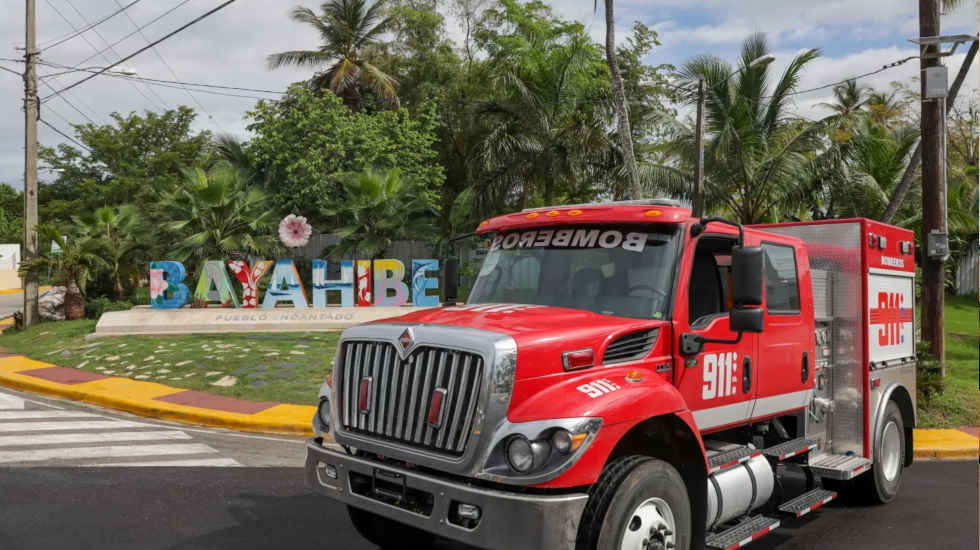 Bayahibe: 911 entrega camión de última generación a Bomberos