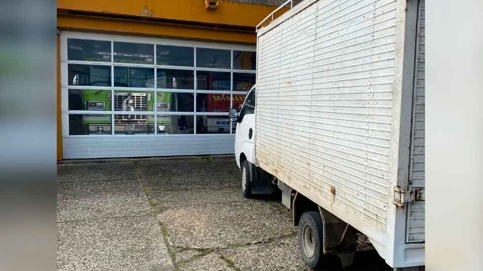 Camión se estacionó frente a cuartel de Bomberos en Valdivia