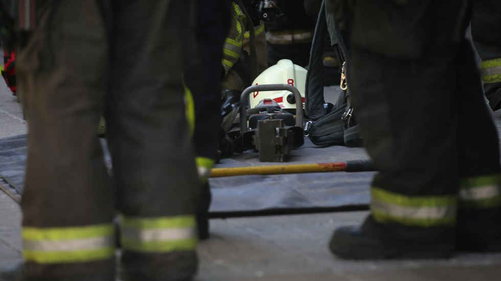 Dos bomberos sufrieron lesiones durante incendio