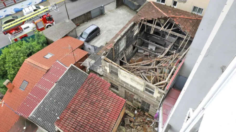 Muere un bombero en Vigo tras caerle una pared encima