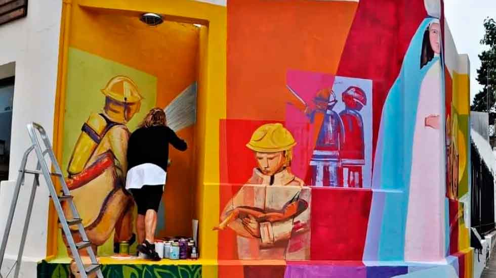 Taparon un mural homenaje a Bomberos realizado por una reconocida artista