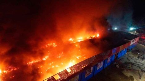 Gran incendio destruye centro comercial: Cinco bomberos resultaron lesionados