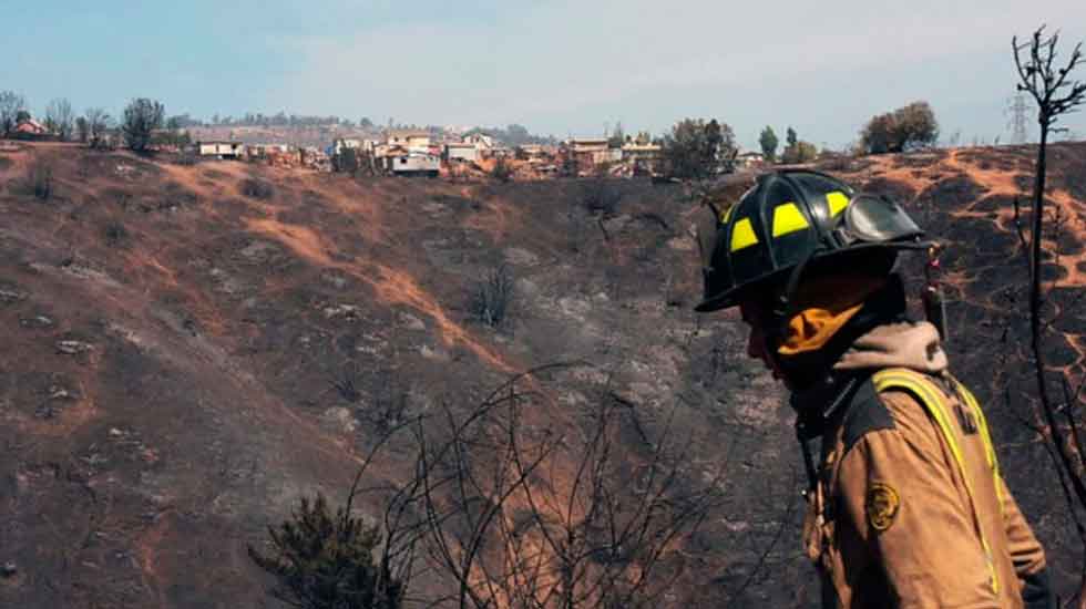 Bomberos se querella contra exvoluntario y exfuncionario de Conaf 