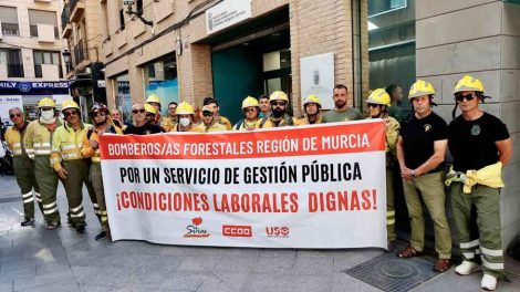 Protesta de los bomberos forestales de Orthem ante la Consejería de Medio Ambiente
