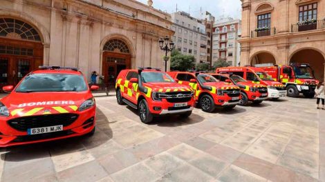 Castelló renueva siete vehículos de bomberos y suma una moto acuática
