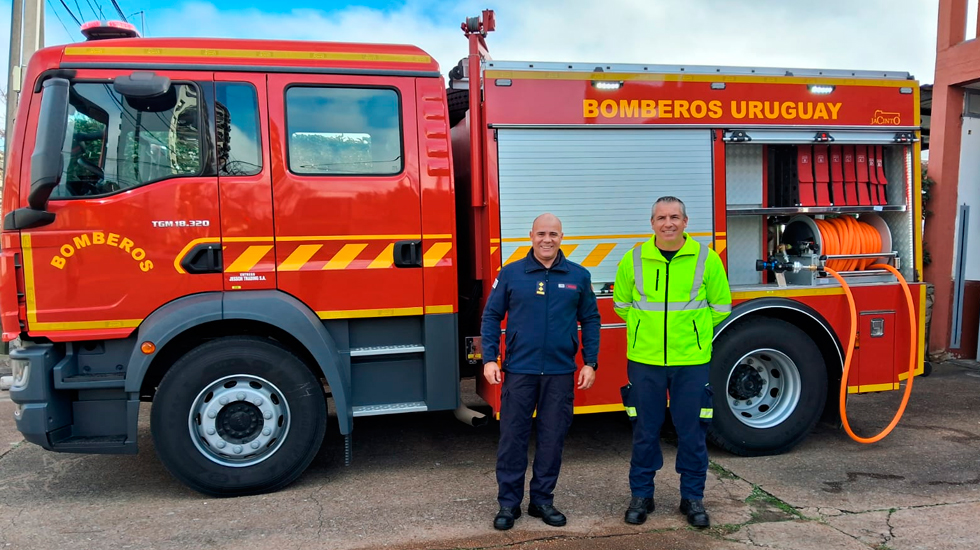 Cuartel de Bomberos de Salto recibió un vehículo para emergencias