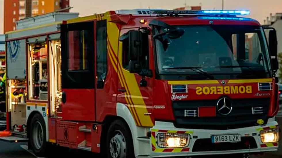 Dos bomberos resultan heridos en la extinción de incendio