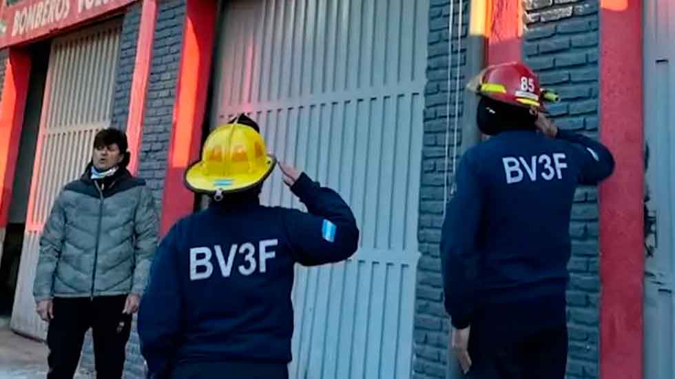 Ciro Martínez tocó el himno en el cuartel de bomberos