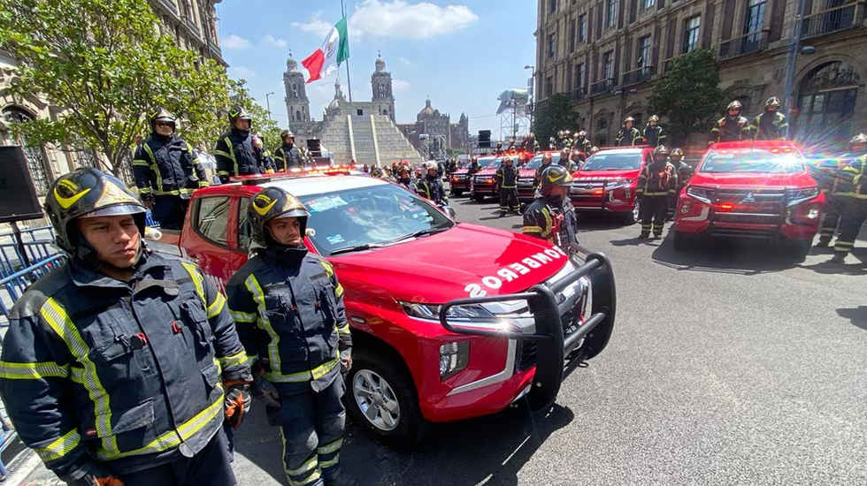 Gobierno entrega 13 unidades equipadas al Cuerpo de Bomberos