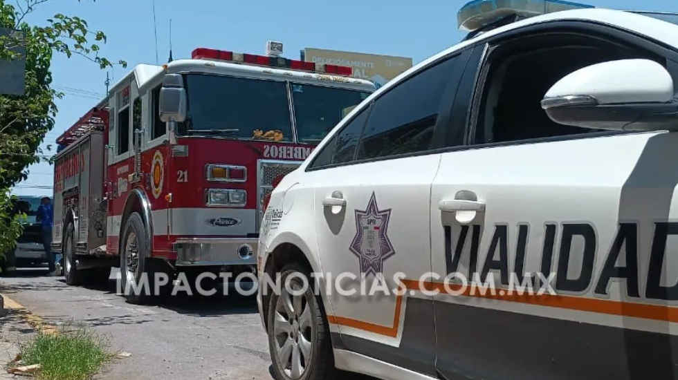 Un automóvil choca contra máquina de bomberos