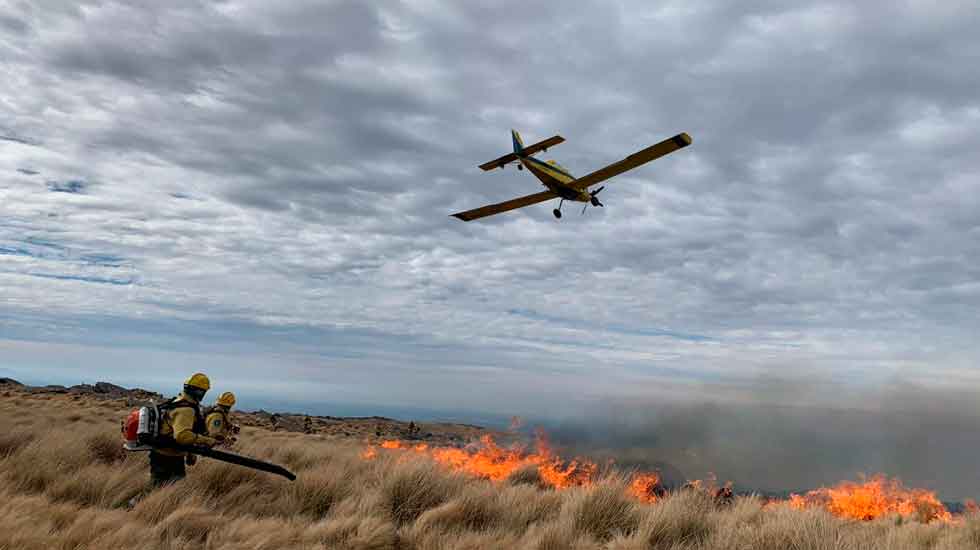 Más de 300 bomberos combaten el fuego en el Champaquí