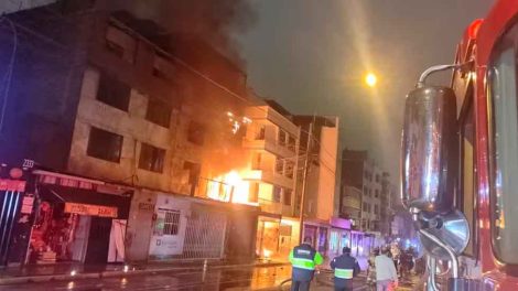 San Borja: Tres bomberos atrapados y otro herido en incendio