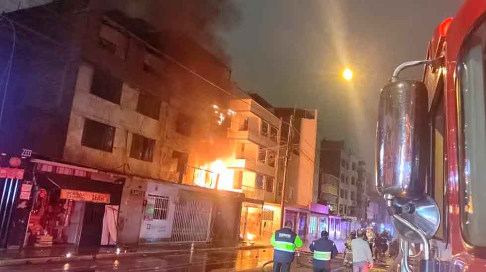 San Borja: Tres bomberos atrapados y otro herido en incendio