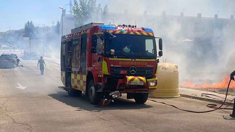 Un vehículo choca contra el camión de bomberos que asistía un incendio