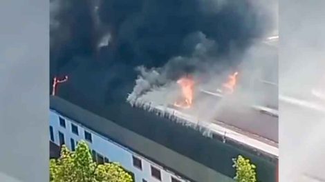 Dos bomberos afectados tras el incendio en dos naves de un colegio