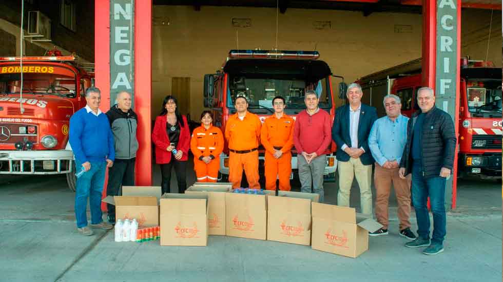 El Colegio de Farmacéuticos donó insumos a los bomberos