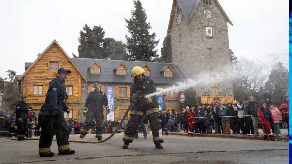 Los Bomberos Voluntarios demostraron sus destrezas en el Centro Cívico