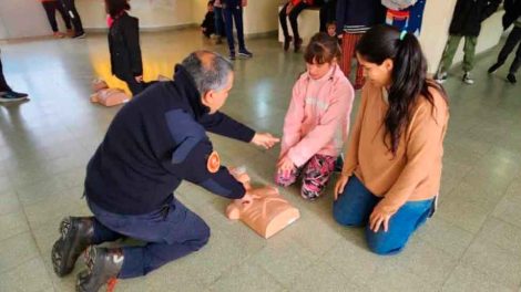 Bomberos voluntarios de Lincoln brindaron una charla de RCP