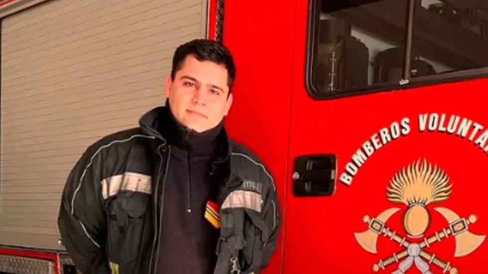 Un bombero que le salvó la vida a una beba se recibió de médico