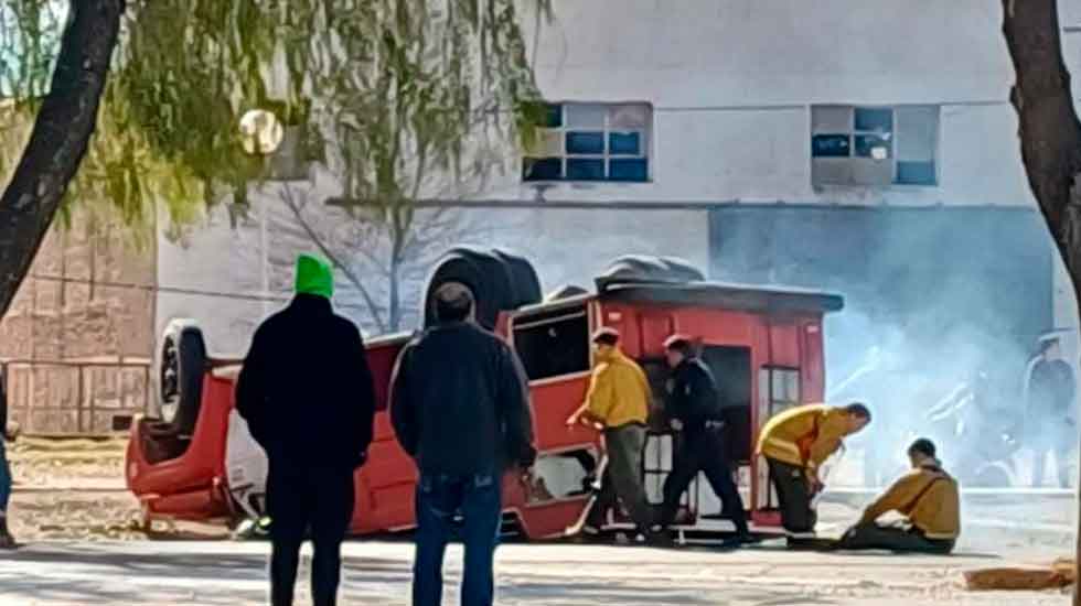 Volcó una autobomba de Bomberos cuando iban a un incendio