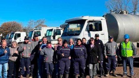 Donan un camión con tanque de agua a los Bomberos Voluntarios de Mechita