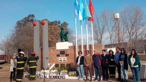 Homenajearon a bomberos a 25 años del incendio de Prodinco