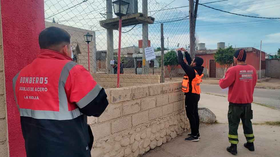 Bomberos acuartelados piden la renuncia de la presidenta