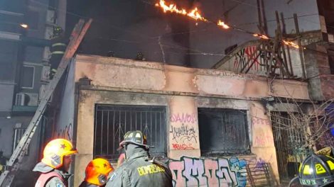 Hombre saltó de techo para salvarse y cayó sobre bombero