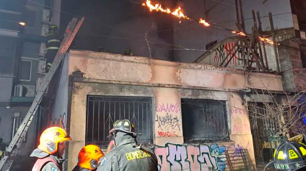 Hombre saltó de techo para salvarse y cayó sobre bombero