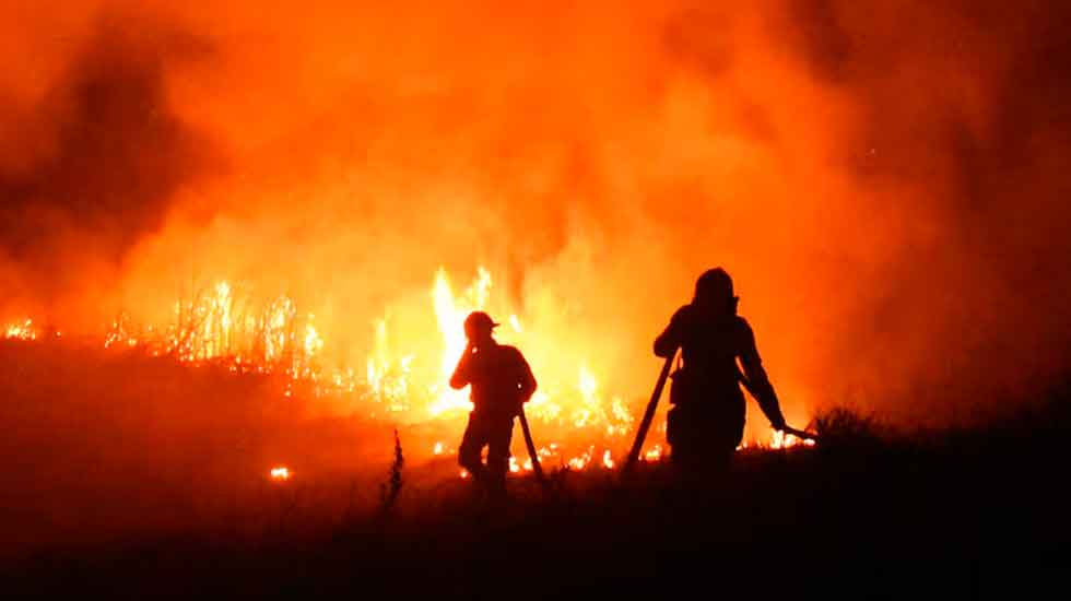 Pelea violenta entre bomberos en pleno incendio