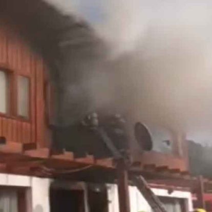 Dos bomberos heridos por un incendio en un complejo de cabañas