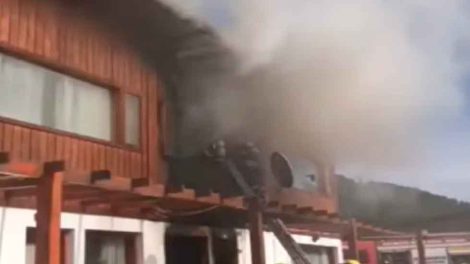 Dos bomberos heridos por un incendio en un complejo de cabañas