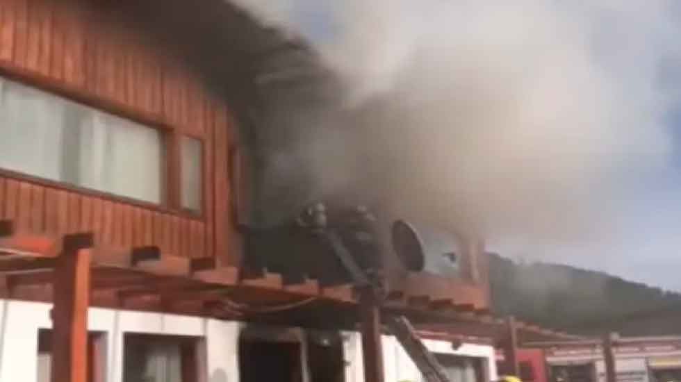 Dos bomberos heridos por un incendio en un complejo de cabañas