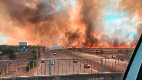 Córdoba: el fuego avanza rápidamente en La Calera y se acerca a la zona urbana